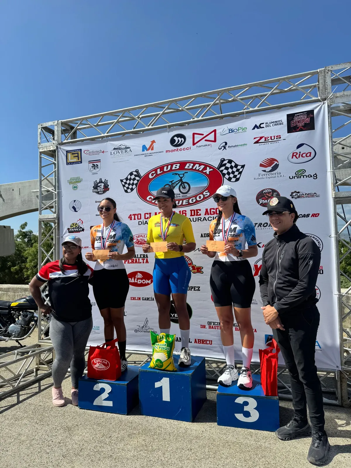 Podio femenino con jersey amarillo YEIYI