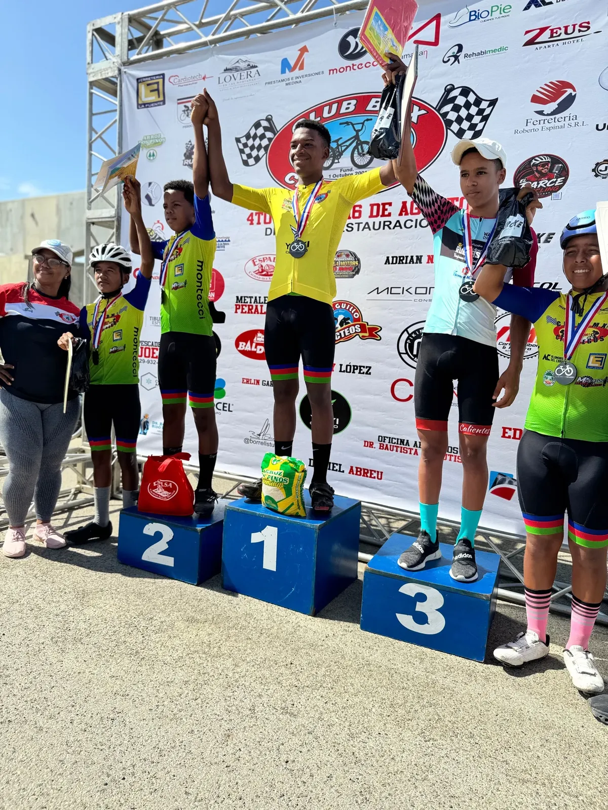 Podio infantil con jersey amarillo YEIYI