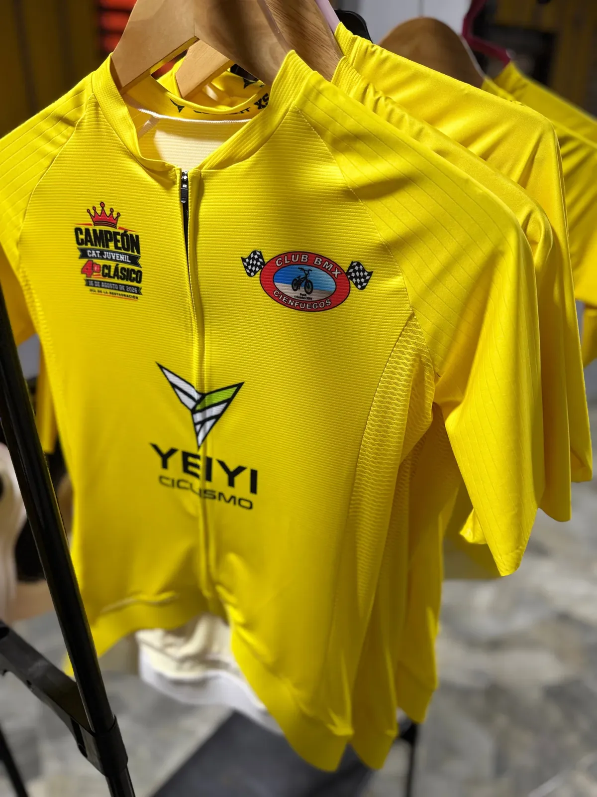 Jerseys amarillos personalizados de YEIYI para el Club BMX Cienfuegos